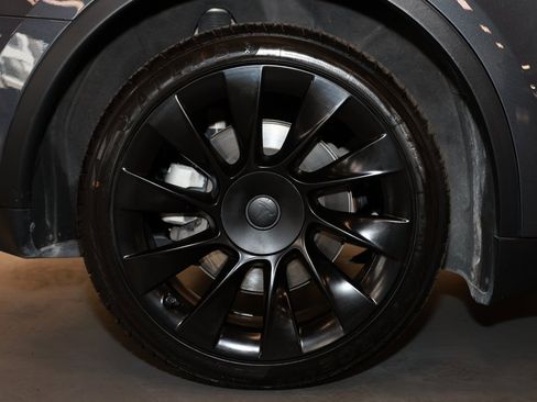 Used 2023 Tesla Model Y Long Range image 26