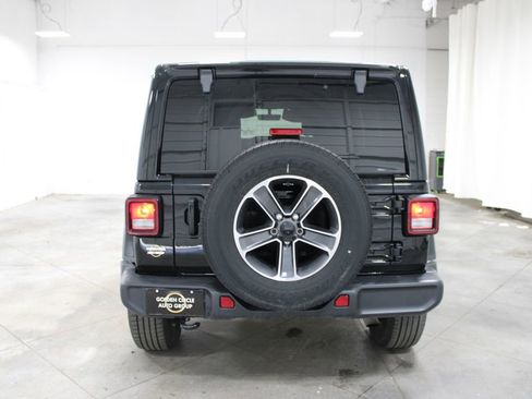 Used 2023 Jeep Wrangler Sahara image 8