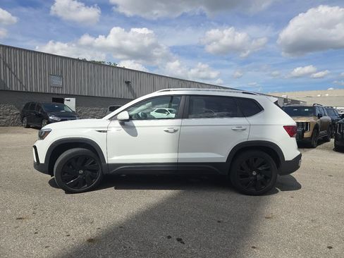 Used 2023 Volkswagen Taos SE w/ Panoramic Sunroof Package AWD/4WD image 12