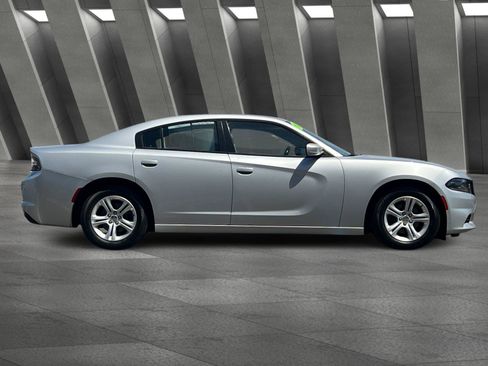 Used 2019 Dodge Charger SXT RWD image 3