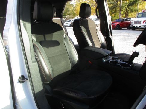 Used 2018 Ford Explorer XLT w/ Equipment Group 202A image 19