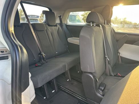 Used 2022 Kia Carnival LX image 9