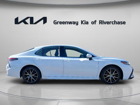 Used 2024 Toyota Camry SE image 7