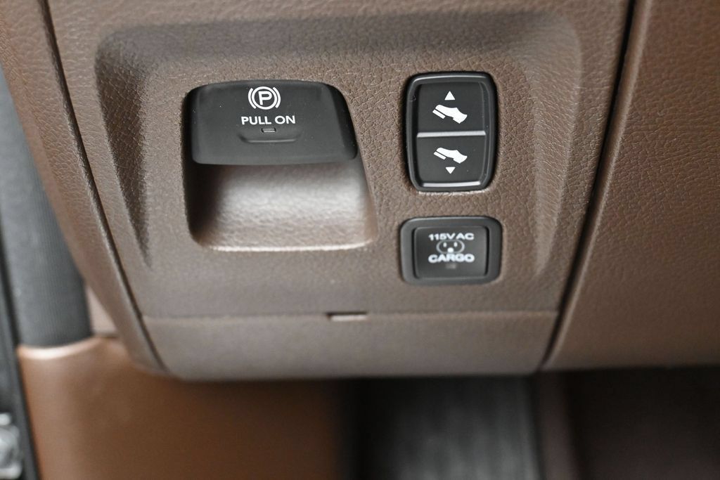 Used 2025 RAM 1500 Limited AWD/4WD image 17