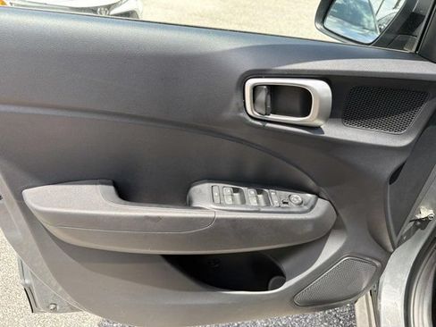 Used 2025 Hyundai Venue SEL FWD image 7