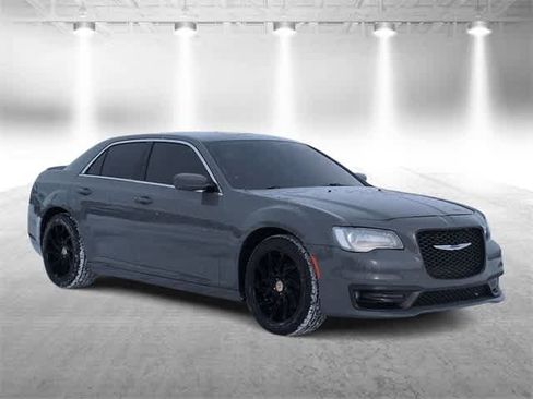 Used 2019 Chrysler 300 Touring image 2