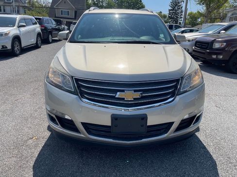 Used 2016 Chevrolet Traverse LT w/ Style and Technology Package FWD image 3