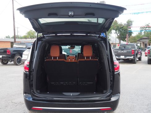 New 2026 Chrysler Pacifica Pinnacle image 9
