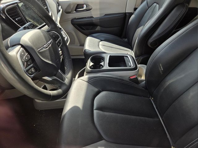 Used 2024 Chrysler Pacifica Touring-L FWD image 4