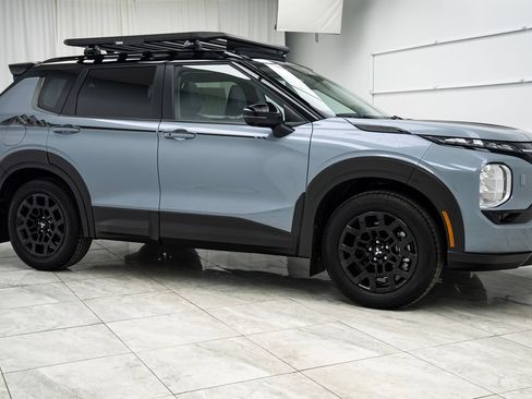 Used 2025 Mitsubishi Outlander AWD image 2