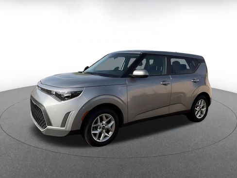Used 2025 Kia Soul LX w/ LX Technology Package FWD image 8