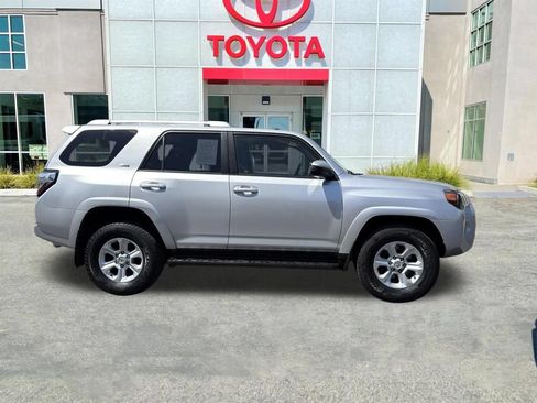 Used 2018 Toyota 4Runner SR5 AWD/4WD image 9