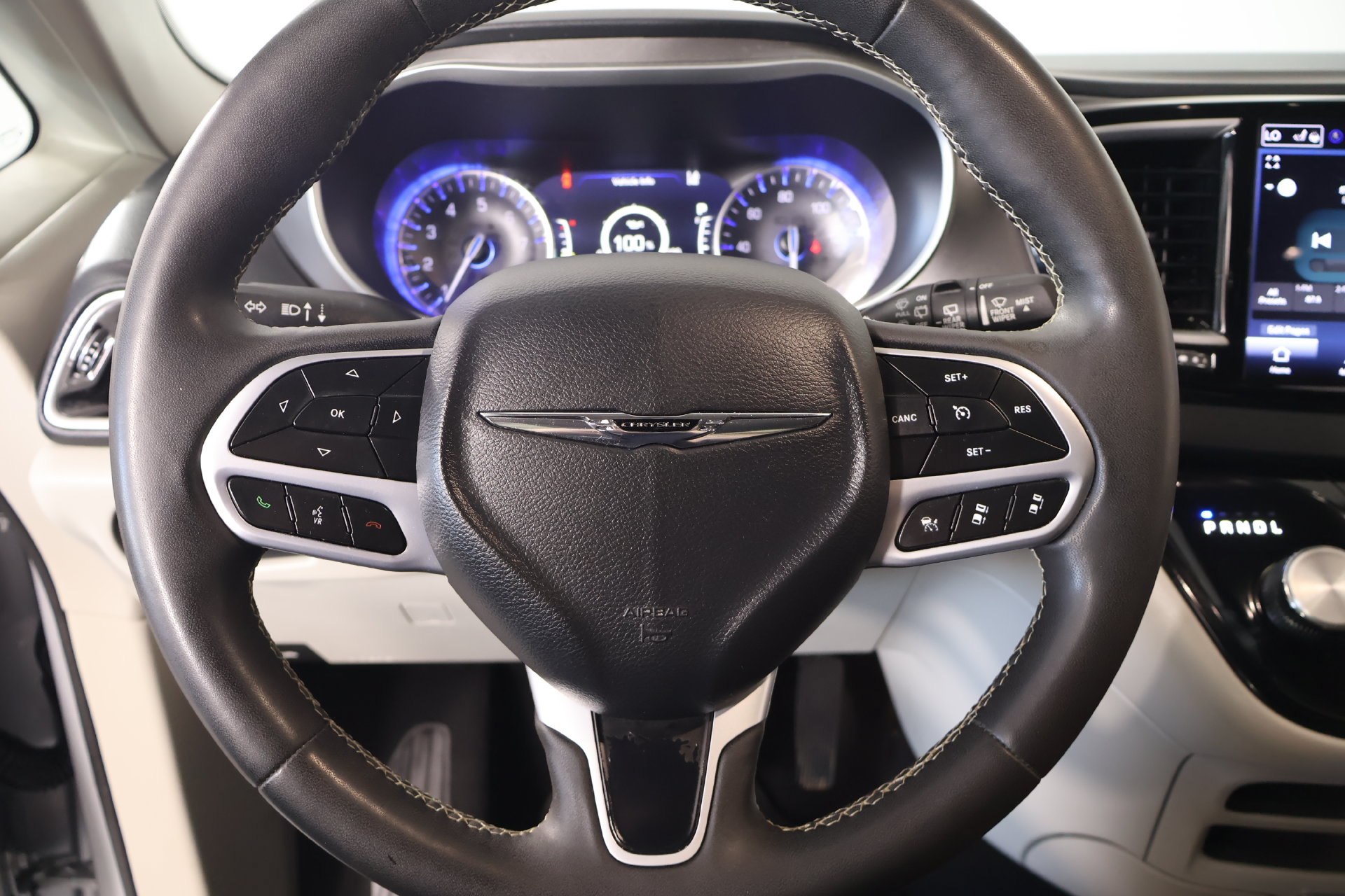 Used 2023 Chrysler Pacifica Touring-L FWD image 3