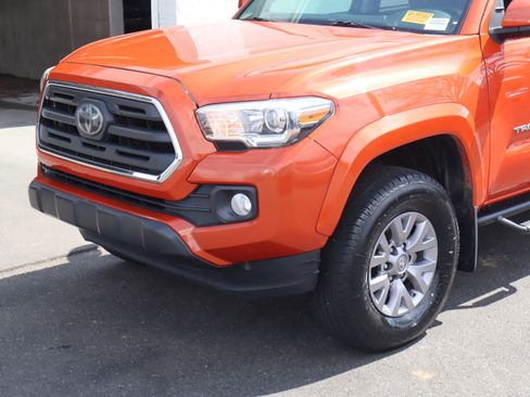 Used 2018 Toyota Tacoma SR5 image 6