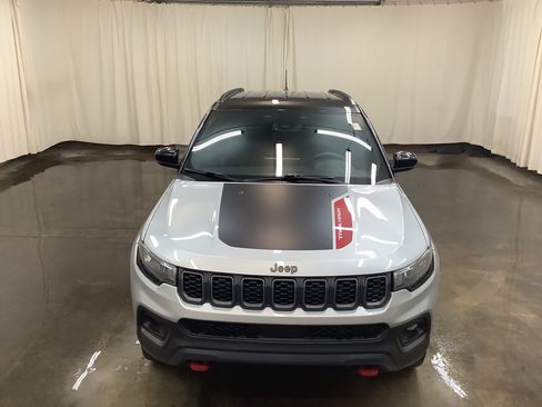 Used 2025 Jeep Compass Trailhawk AWD/4WD image 2