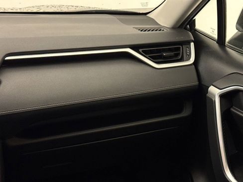 Used 2019 Toyota RAV4 LE FWD image 16