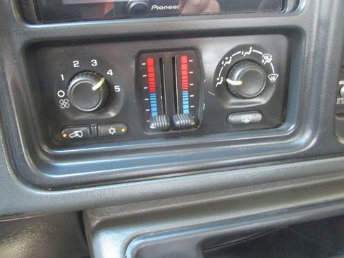 Used 2005 Chevrolet Silverado 2500 LS w/ Heavy-Duty Power Package AWD/4WD image 30