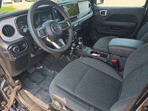 Used 2024 Jeep Wrangler Unlimited Sahara AWD/4WD image 15