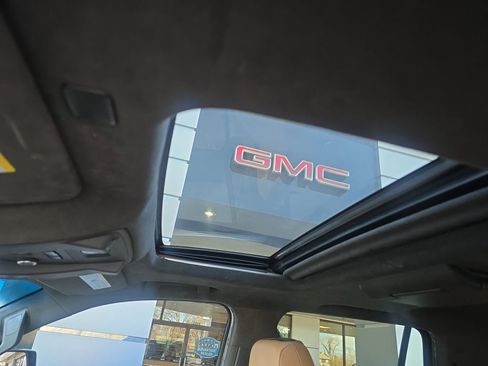 Used 2017 Cadillac Escalade Platinum image 24