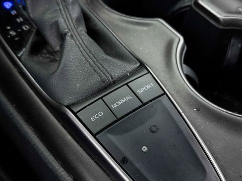 Used 2022 Toyota Camry SE FWD image 5