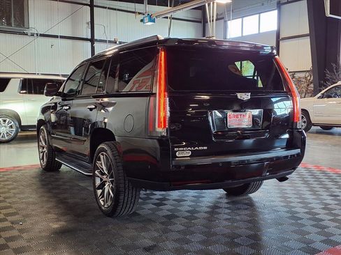 Used 2019 Cadillac Escalade Luxury w/ Escalade Sport Edition image 4