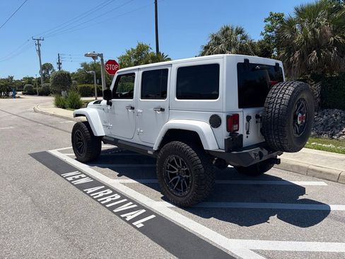 Used 2018 Jeep Wrangler Unlimited Sahara AWD/4WD image 7