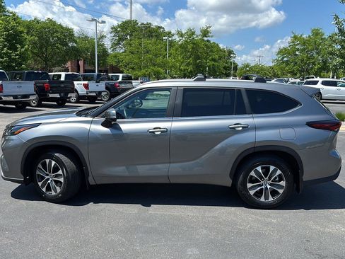 Used 2025 Toyota Highlander XLE AWD/4WD image 23