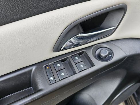 Used 2014 Chevrolet Cruze LS image 19