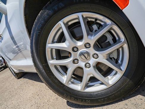 Used 2021 Chrysler Pacifica Touring-L FWD image 2