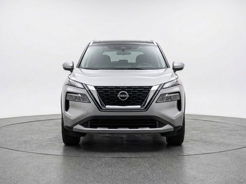 Used 2025 Nissan Rogue SV image 2