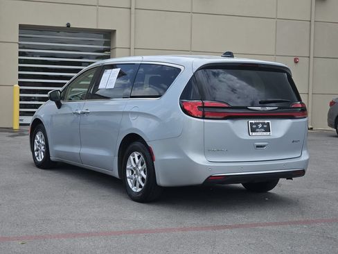Used 2023 Chrysler Pacifica Touring-L FWD image 3