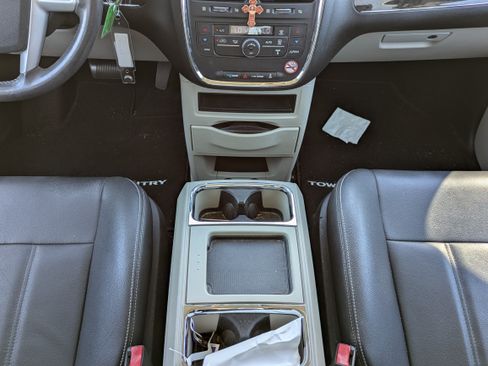 Used 2016 Chrysler Town & Country Touring FWD image 19