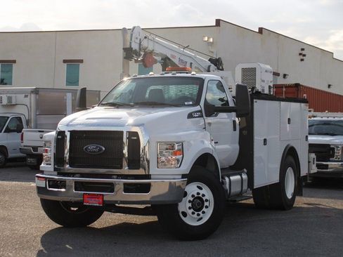 Used 2019 Ford F750 2WD Regular Cab Super Duty image 4