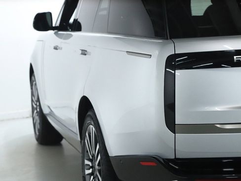 Used 2023 Land Rover Range Rover SE image 6