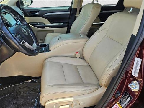 Used 2019 Toyota Highlander XLE FWD image 16