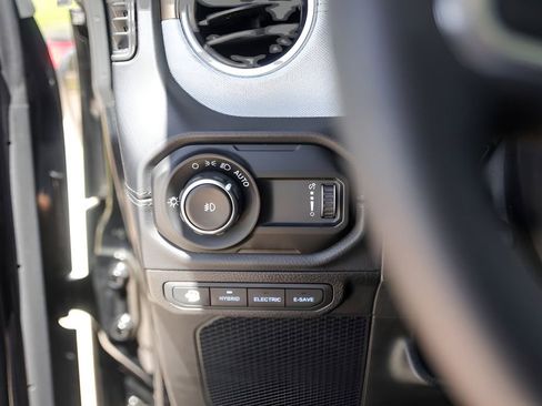 Used 2025 Jeep Wrangler Unlimited Sahara image 15