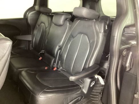 Used 2019 Chrysler Pacifica Touring-L FWD image 28