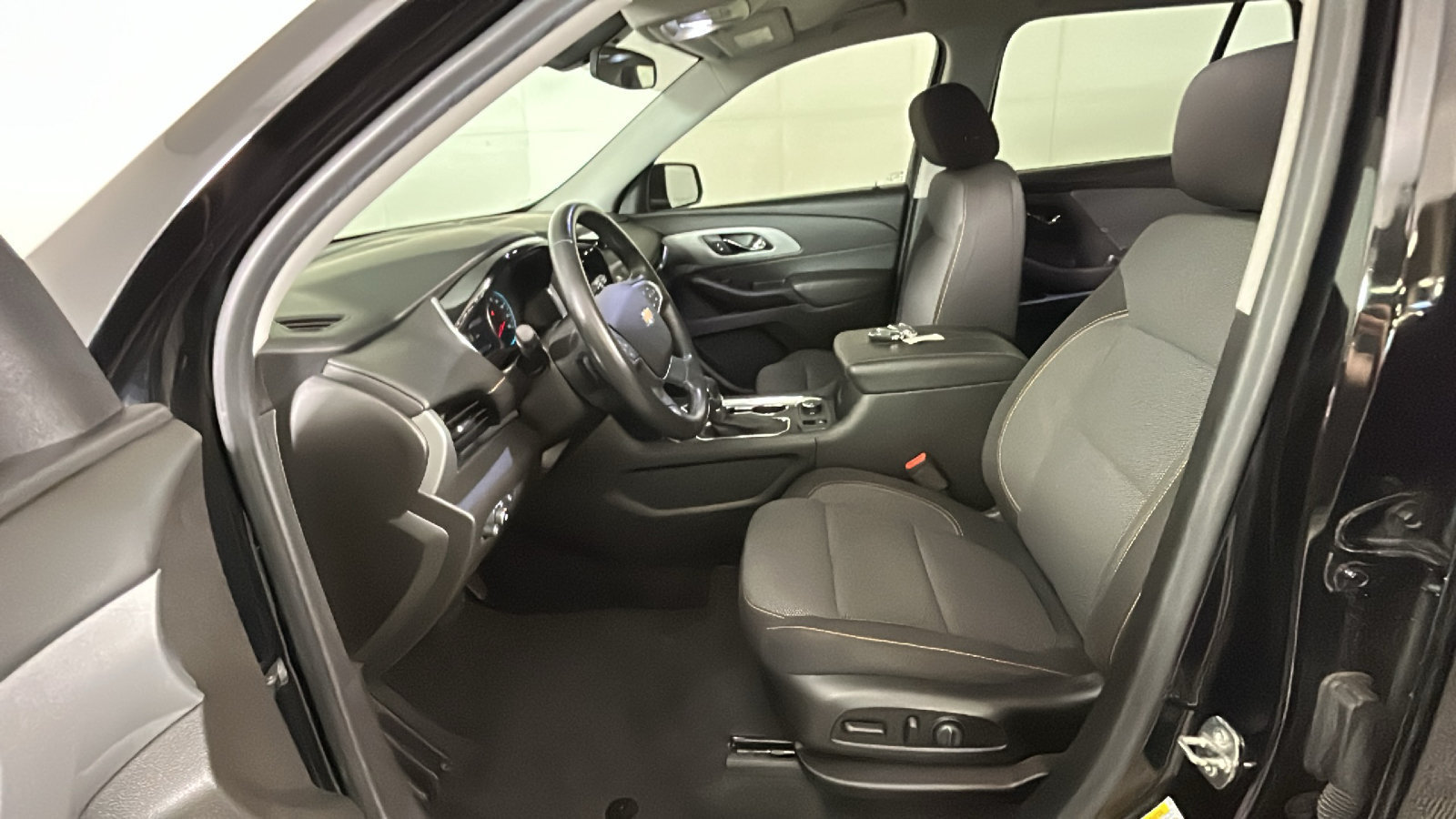 Used 2021 Chevrolet Traverse LT FWD image 13