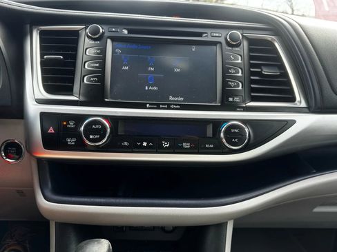 Used 2017 Toyota Highlander XLE image 16