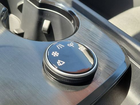 Used 2025 Nissan Rogue SV image 34