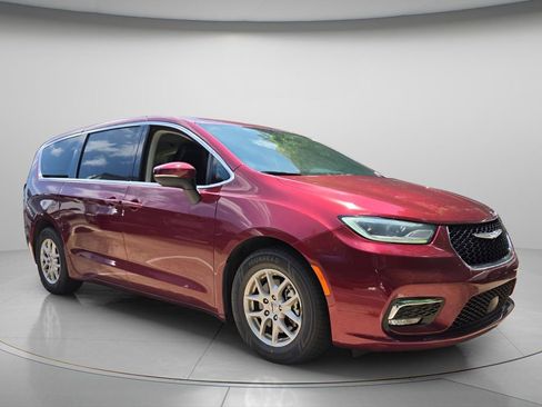 Used 2023 Chrysler Pacifica Touring-L FWD image 4