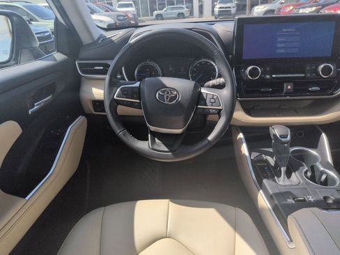 Used 2023 Toyota Highlander XLE AWD/4WD image 13