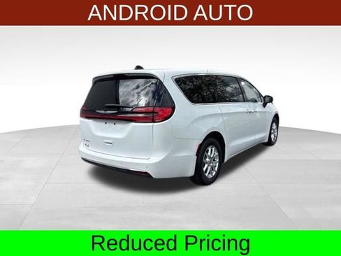 Used 2023 Chrysler Pacifica Touring FWD image 7