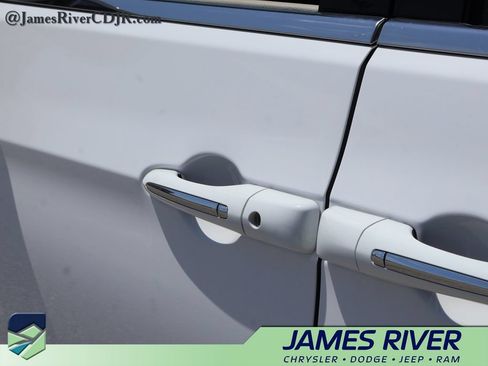 Used 2022 Chrysler Pacifica Limited FWD image 18