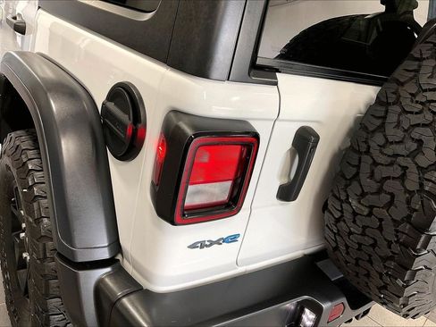 Used 2024 Jeep Wrangler Unlimited AWD/4WD image 32