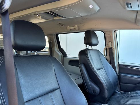 Used 2013 Chrysler Town & Country Touring FWD image 19