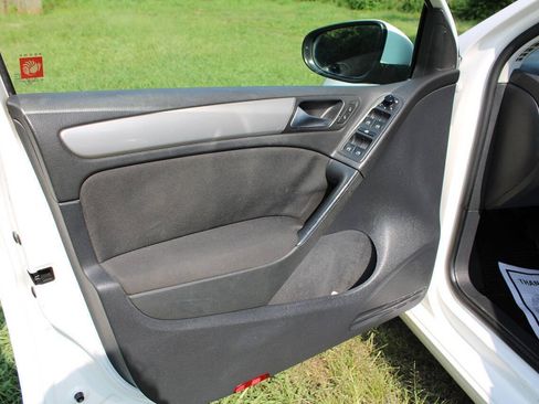 Used 2011 Volkswagen Golf 4-Door FWD image 13