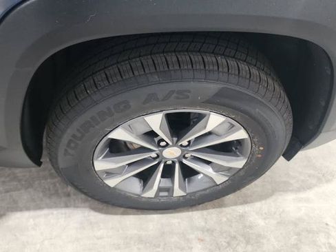 Used 2025 Chevrolet Equinox LT FWD image 14