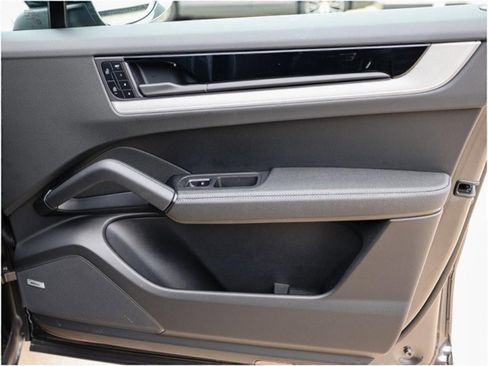 Certified 2025 Porsche Cayenne Coupe image 26