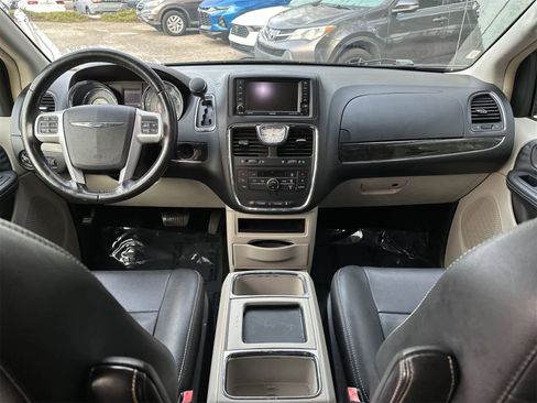 Used 2016 Chrysler Town & Country Touring image 10
